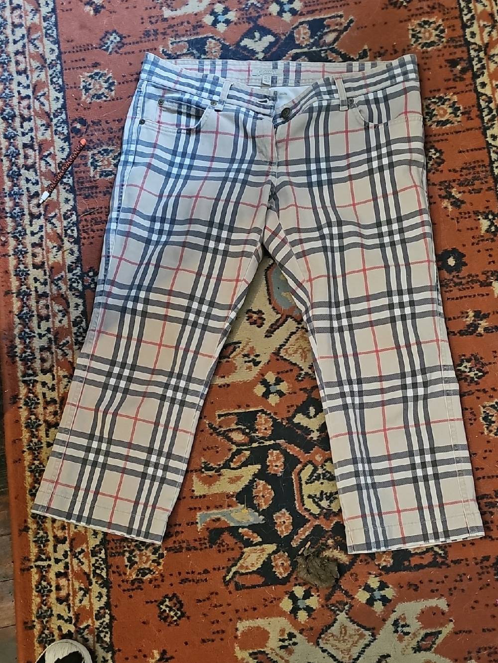 Burberry Plaid Capri Pants in Beige, Black and Red Size 10 Waist 30 23 Inseam